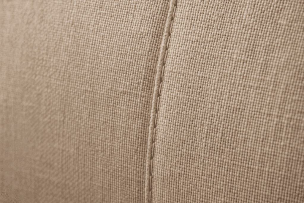 Tapizar butacas y cabeceros en Barcelona: detalle de lino mezcla beige